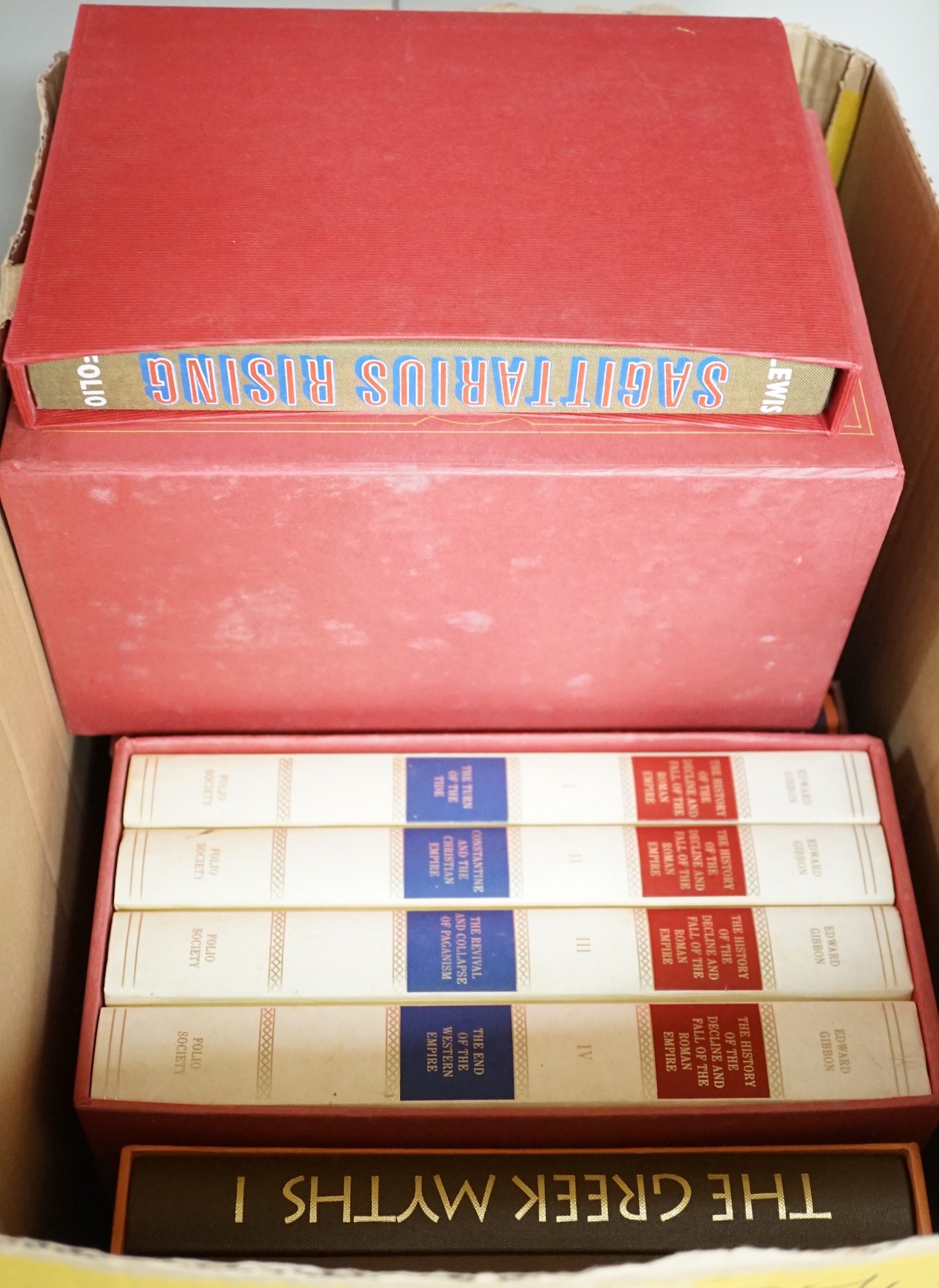 A mixed quantity of folio society books, to include ‘The History of the Decline and Fall of the Roman Empire’